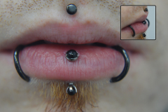 Vertical-labret-with-black-onyx